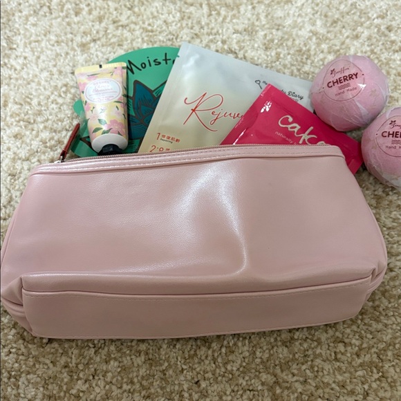 Valentine Beauty Pamper Bundle with Makeup / Cosmetic Bag, Masks & Bath Bombs - Picture 3 of 7